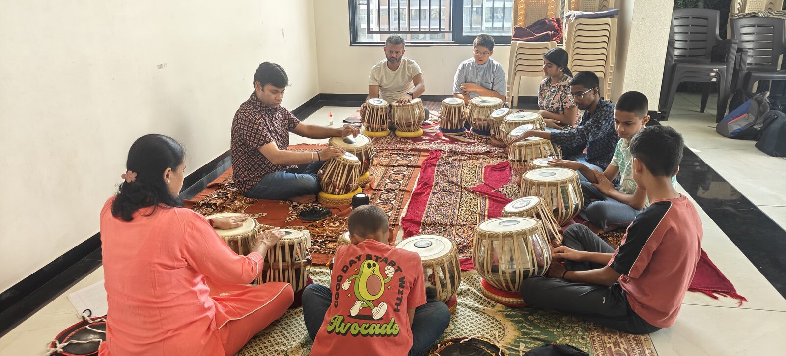A larger group class at the tabla