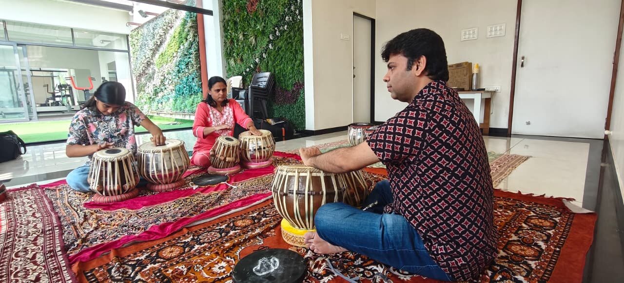 Women students learning the tabla in a lesson